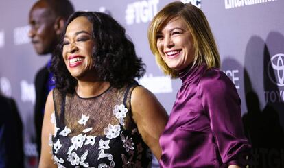 Ellen Pompeo con Shonda Rhimes, creadora de 'Anatomía de Grey' en un acto en Hollywood en 2015.