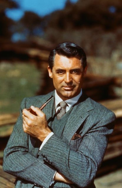 Cary Grant. O ator teve uma vida marcante, além de ter estrelado filmes históricos em mais de 60 obras, vendeu gravatas, foi gigolô de homens e mulheres da alta sociedade e praticou uma bissexualidade notória no meio artístico, mas silenciada publicamente. Casou-se cinco vezes e teve uma filha, Jennifer Grant. De acordo com alguns biógrafos, manteve um relacionamento com o ator Randolph Scott e outro com o figurinista Orry-Kelly. Também se falou de um caso com Sophia Loren durante as filmagens de Orgulho e Paixão, na Espanha.
