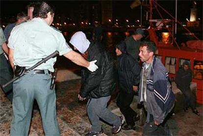 Llegada de los inmigrantes detenidos al puerto de Málaga.