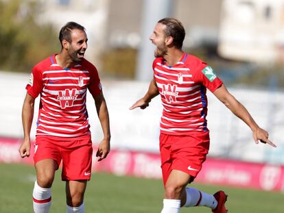 Soldado celebra su histórico gol con el Granada junto a Víctor Díaz.
