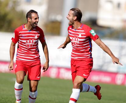 Soldado celebra su histórico gol con el Granada junto a Víctor Díaz.