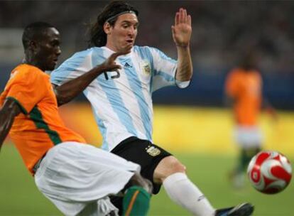 Messi lucha por el balón en el encuentro ante Costa de Marfil