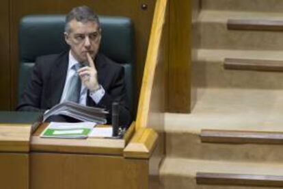 El lehendakari, Iñigo Urkullu, escucha el debate de las enmiendas a la totalidad de los presupuestos de EH BIldu y UPyD que se ha relizado esta mañana en el parlamento Vasco.