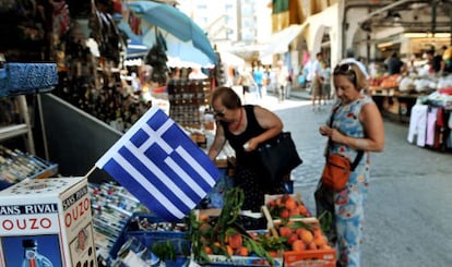 Clients en una botiga, dilluns a Salònica (Grècia).