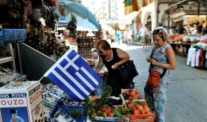 Clientes en una tienda, el lunes en Tesalónica (Grecia).