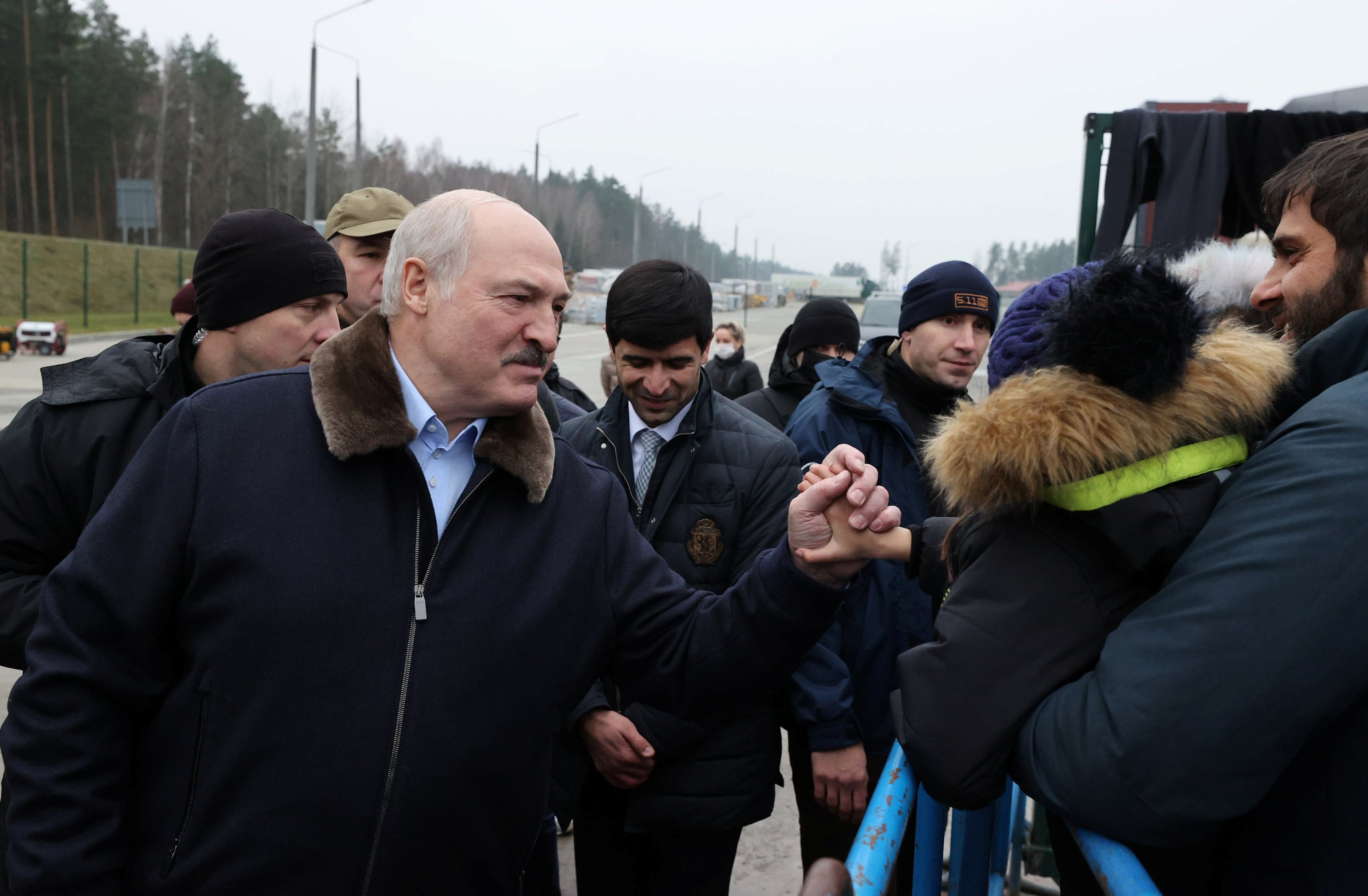 Lukashenko saludaba a unos migrantes, en noviembre de 2021 en la región bielorrusa de Grodno, cerca de la frontera polaca.