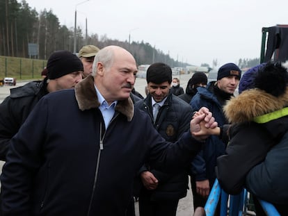 El líder bielorruso Aleksndr Lukashenko durante una visita a un centro de migrantes en la frontera entre Bielorrusia y Polonia la semana pasada.