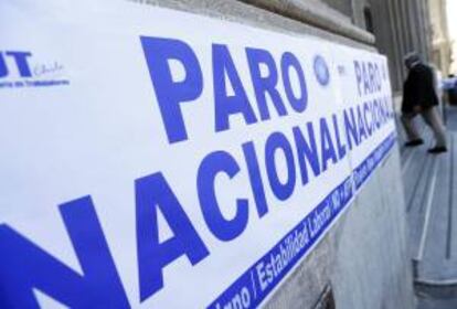 Detalle de un cartel puesto frente a un edificio público cerrado durante una huelga de 48 horas, la segunda en dos semanas y a cuatro días de las elecciones, que iniciaron  los empleados públicos en demanda de mejoras salariales y en protesta por la decisión del Gobierno de negociar sólo después de que se apruebe el presupuesto fiscal del próximo año.