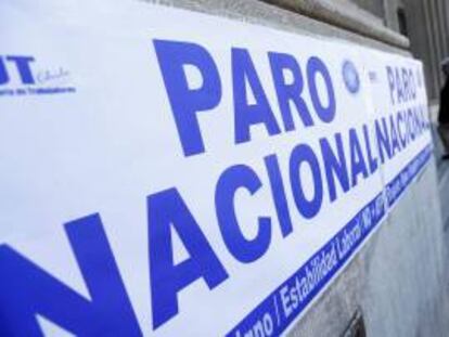 Detalle de un cartel puesto frente a un edificio público cerrado durante una huelga de 48 horas, la segunda en dos semanas y a cuatro días de las elecciones, que iniciaron los empleados públicos en demanda de mejoras salariales y en protesta por la decisión del Gobierno de negociar sólo después de que se apruebe el presupuesto fiscal del próximo año.