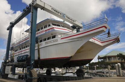 El barco Orlando Princess es trasladado fuera del agua para prevenirse del huracán Matthew, en Puerto Cañaveral, Florida.