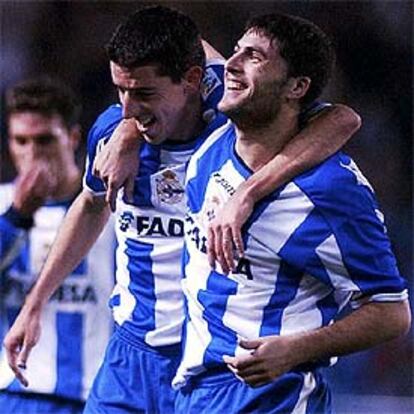 Makaay (izquierda) y Tristán se abrazan tras marcar el primero en un partido del Deportivo.