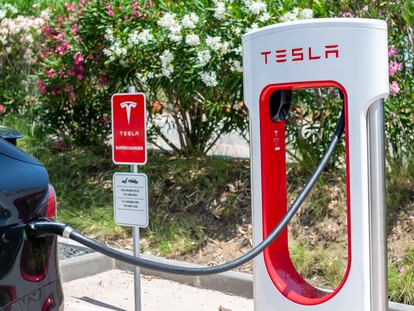 Una estación de carga eléctrica de Tesla en Barcelona.