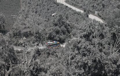 Un autobús público viaja entre los árboles cubiertos por la ceniza del volcán  del Monte Sinabung en la aldea de Tiga Pancur en el distrito de Karo, en la provincia del Norte de Sumatra (Indonesia). 