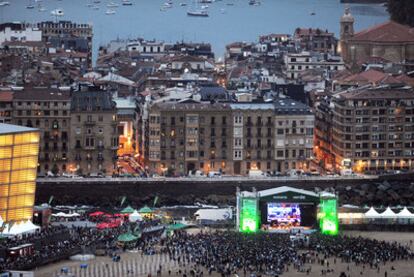 Anochece en la playa de La Zurriola, donde está instalado el Escenario Verde: uno de los lugares emblemáticos del jazz durante el Festival de San Sebastián.