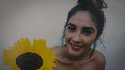 Génesis Urrutia en una imagen colocada en el altar.