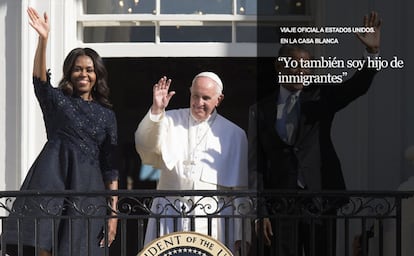 La primera dama estadounidense, Michelle Obama, el papa Francisco y el presidente de EE UU, Barack Obama, saludan a los asistentes a la ceremonia desde el Balcón Truman de la Casa Blanca.