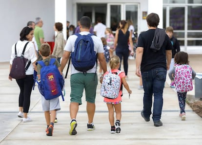 Padres y alumnos llegan al centro escolar.