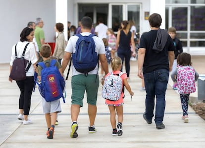 Padres y alumnos llegan al centro escolar. 