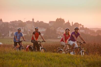 Murten (Suiza), un imán para ciclistas. Este pueblo medieval de atardeceres memorables está situado sobre una colina con vistas al lago Murten y cuenta con las murallas mejor conservadas del país. Los amantes de la bicicleta están de enhorabuena si lo visitan, pues los 170 kilómetros de rutas diseñadas exclusivamente para ciclistas ofrecen cientos de posibilidades: desde un paseo de unas dos horas alrededor del lago hasta una visita al cercano pueblo de Avenches para ver sus ruinas romanas. Los que piensen que este es un destino únicamente veraniego se llevarán una gran sorpresa si acuden al Festival de la Luz de Murten, que se celebra anualmente en enero e incluye multitud de actividades y espectáculos en torno a la iluminación. En invierno, la gastronomía reconfortante de la región nos hará entrar en calor, con su característica 'fondue' de queso y su 'gâteau du Vully', una tarta que lleva el nombre de un monte muy visitado de la zona.