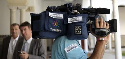 Un trabajador de Canal Sur Televisi&oacute;n, minutos antes del paro, en el Parlamento.