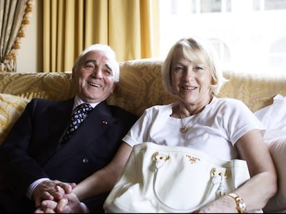 El cantante Charles Aznavour y su esposa Ulla Thorsell en Nueva York en 2009. 