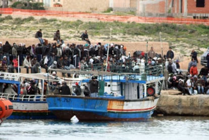 Inmigrantes procedentes de Túnez desembarcan, el viernes, en la isla de Lampedusa.