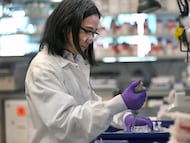 Una científica trabaja en la investigación de una vacuna de Moderno en Boston, en una foto de archivo.