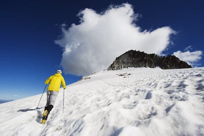 El Aneto, la cumbre más alta de los Pirineos con sus 3.404 metros de altura, corona esta cordillera y también el parque natural de Posets-Maladeta que se extiende por el extremo oriental de Aragón. El parque incluye los dos principales macizos de la cordillera, el de Posets, al oeste, y el de Maladeta, al este, divididos por el valle de Benasque. Cada año, es el destino de miles de viajeros amantes de la naturaleza. Aunque la ascensión al Aneto es el objetivo de muchos excursionistas, la zona está llena de otras rutas menos exigentes que llevan a parajes espectaculares, como el ibón de Coll de Toro o el Forau de Aiguallut. Son recorridos sencillos y fascinantes, con poca pendiente, que incluso se pueden realizar también con niños. Otra excelente excursión, esta vez en la vertiente occidental del parque, es la que desde el valle de Estós alcanza Ibonet de Batisielles (10 kilómetros de recorrido que se hacen en unas tres horas), un conjunto de dos lagos glaciares superpuestos a la sombra de impresionantes cumbres. <br></br> Más información: turismodearagon.com