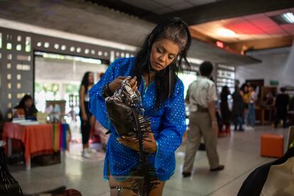 Nieto arregla una cartera para su exhibición durante un evento en Caracas.