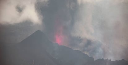 Imagen del volcán de la Palma en erupción.