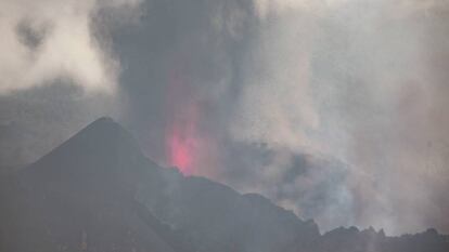 Imagen del volcán de la Palma en erupción.