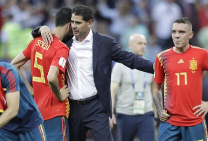 Fernando Hierro abraza a Sergio Busquets y Iago Aspas.