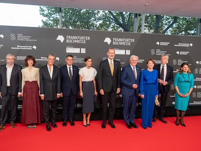 Los escritores Antonio Muñoz Molina e Irene Vallejo, a la izquierda, con los Reyes de España y las autoridades alemanas en la inauguración de la feria del libro de Fráncfurt.