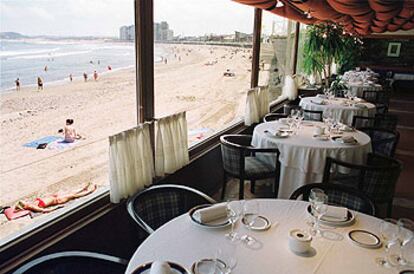 La asturiana playa de Salinas, vista desde el comedor del restaurante Real Balneario de Salinas.