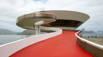 Niemeyer diseñó una estructura radial de dieciséis metros de altura y con una cubierta de cincuenta metros de diámetro que se sustenta en un solo apoyo central cilíndrico. Se alza sobre una plaza en una ladera ante el mar, el Mirador de Boa Viagem