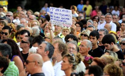 La concentración en apoyo a las víctimas del metro, este miércoles en Valencia.