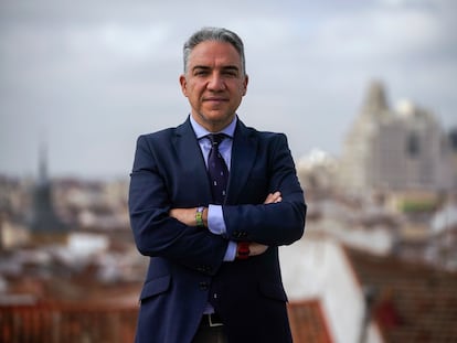 Elías Bendodo, coordinador general del PP, posa en la sede del PP el miércoles en la calle Génova en Madrid. ANDREA COMAS