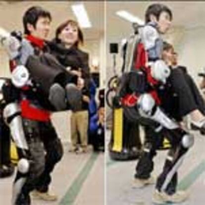 Una demostración con HAL-5, el exoesqueleto de 15 kilos de peso, capaz de multiplicar la fuerza humana