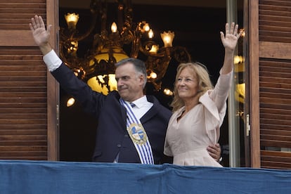 El nuevo presidente de Uruguay, Yamandú Orsi, y la vicepresidenta, Carolina Cosse, saludan a sus seguidores tras la asunción celebrada en Montevideo, el 1 de marzo de 2025.