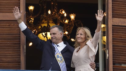 El nuevo presidente de Uruguay, Yamandú Orsi, y la vicepresidenta, Carolina Cosse, saludan a sus seguidores tras la asunción celebrada en Montevideo, el 1 de marzo de 2025.