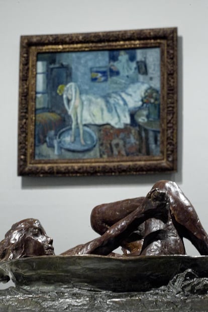 Hacia el final de su vida, el artista español dialogó con estos monotipos directamente en una serie de aguafuertes humorísticos y patéticos, en los que el propio Degas aparece personificado como un cliente cauteloso e inhibido, pero fascinado. En la imagen, el cuadro La habitacion azul, de Picasso, junto a Le Tub de Degas.