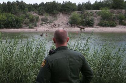 Un agente vigila la frontera entre M&eacute;xico y EE UU desde Texas