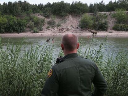 Un agente vigila la frontera entre M&eacute;xico y EE UU desde Texas