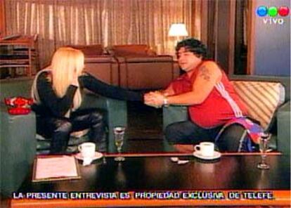 Maradona saluda a Susana Giménez, que le entrevistó en su programa de la televisión argentina.