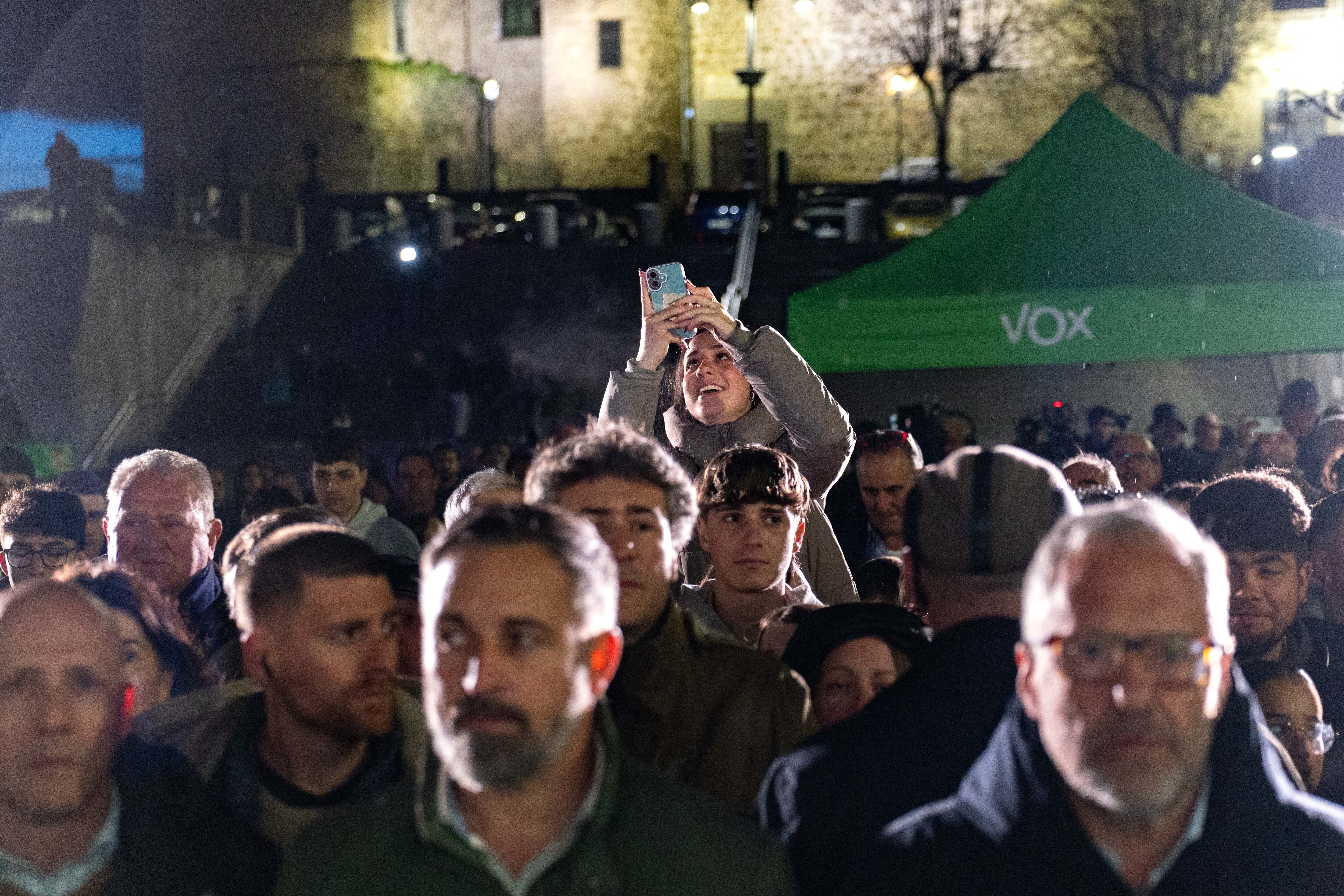 Una joven intenta grabar a Abascal durante el acto electoral de Vox en Béjar. Salamanca, el pasado día 9. 