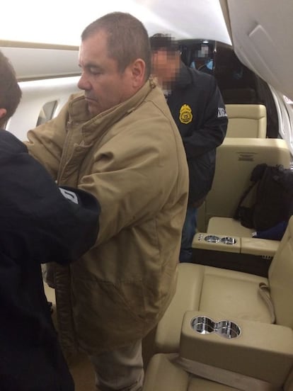 El narcotraficante mexicano Joaquín 'El Chapo' Guzmán es visto hoy, jueves 19 de enero de 2017, a su llegada al aeropuerto MacArthur, en Nueva York (Estados Unidos), procedente de Ciudad Juárez (México), donde es recibido por autoridades estadounidenses para ser presentado ante los tribunales de Nueva York.