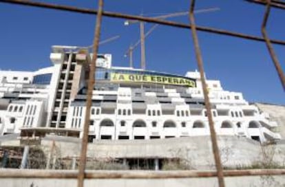 El hotel construido en la playa de El Algarrobico, durante una protesta de Greenpeace en 2011. EFE/Archivo