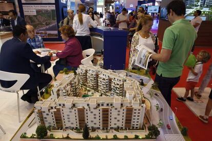 Varias personas visitan el Salón Inmobiliario Internacional de Madrid.