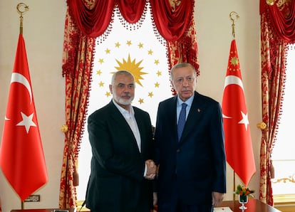 Ismail Haniya con el presidente de Turquía, Recep Tayip Erdogan, el 20 de abril en Estambul.