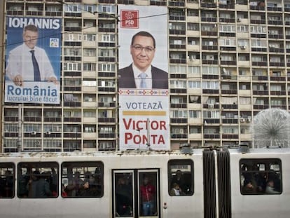 Carteles electorales del actual ministro, Victor Ponta, y su rival a las presidenciales, Klaus Ioannis, en un edificio de Bucarest.